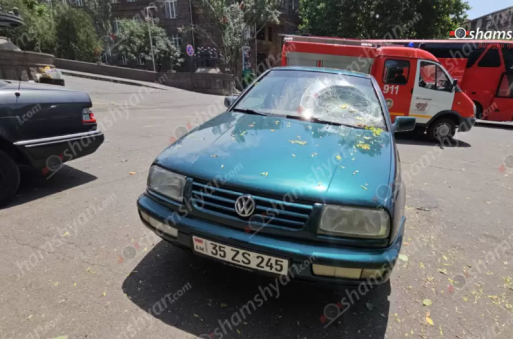 Մատենադարանի հարևանությամբ հսկայական ծառի ճյուղերը կոտրվել են, մեկը մխրճվել է ավտոմեքենայի մեջ (լուսանկարներ)