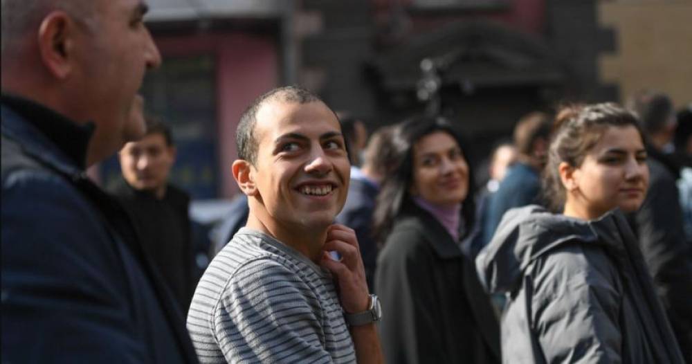 Սկզբից շատերն իրենք իրենց համոզեցին, թե «Աշոծիկն իր ընտանիքի միակ նորմալ մարդն է», հետո պարզվեց, որ «100%-անոց Նիկոլ ա»