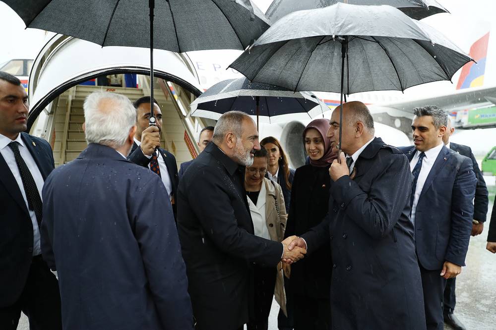 Ո՞վ է դիմավորել Փաշինյանին Անկարայում (լուսանկարներ)