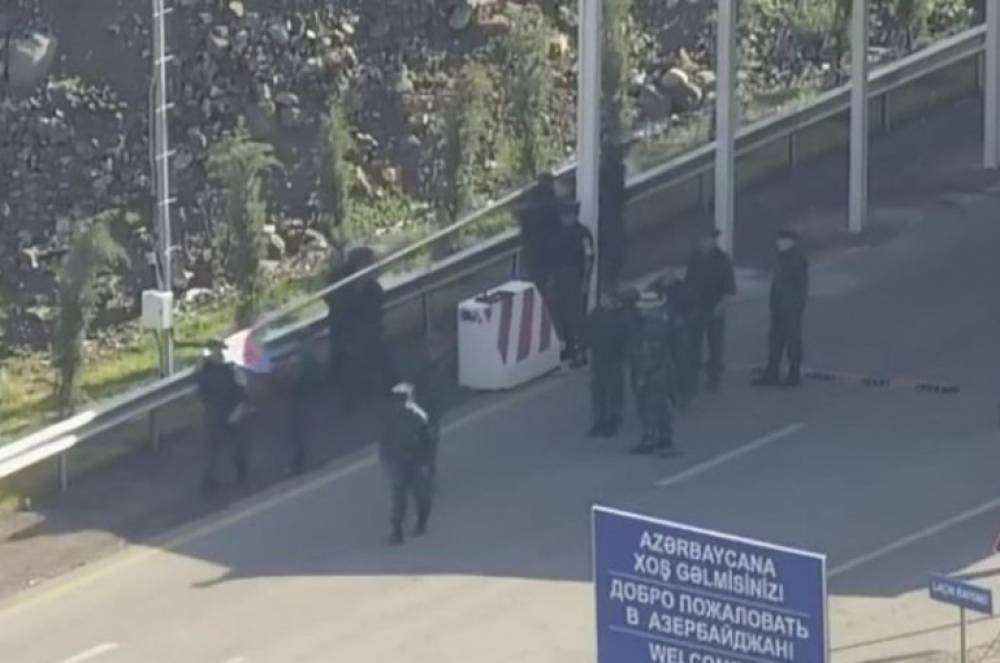 Ադրբեջանի ԱԳՆ-ն հայտարարել է, որ Հակարիի կամուրջը կառուցվել է բոլորովին վերջերս, և այն պնդումը, թե դրոշը բարձրացվել է Հայաստանի տարածքում, «անհիմն է»