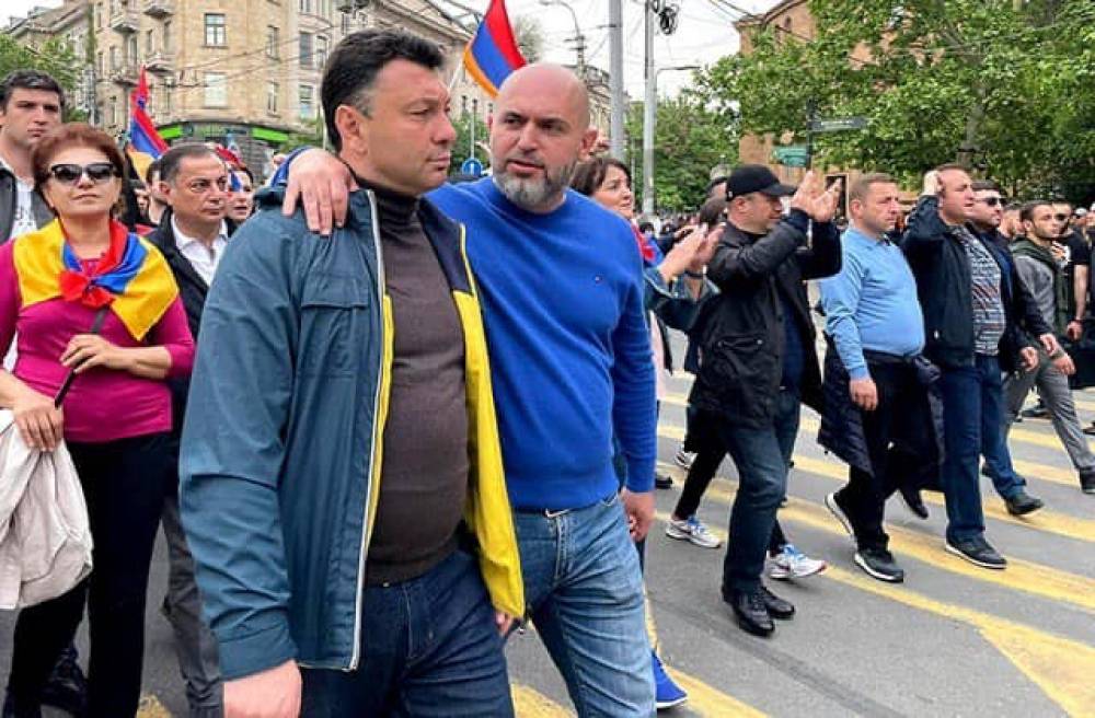 Թող ուրիշները  մտածեն,որ ապրում են որպես դավաճան ,իսկ նստել են որպես բ***