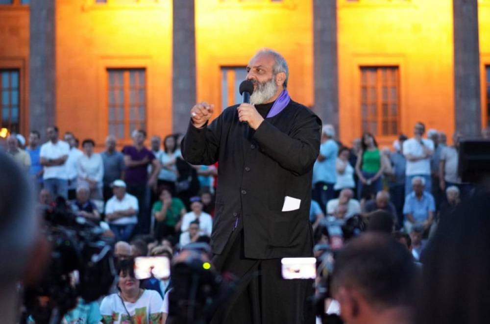 Հսկայական դիրքեր են հիմա հանձնվում Ադրբեջանին․ Բագրատ Սրբազան