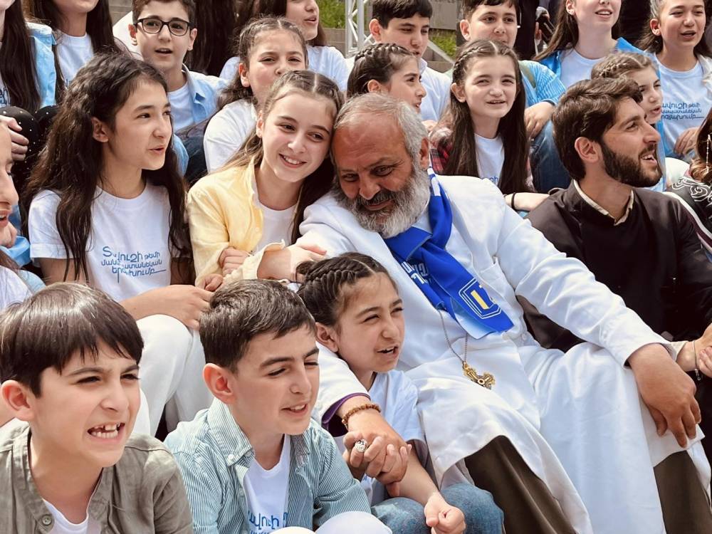 Երեխե'ք ջան, մի վայրկյան չտխրե'ք, դուք էս բեմին կարոտ չեք, իրենք են կորցրել. Սրբազանը` երեխաներին (տեսանյութ)