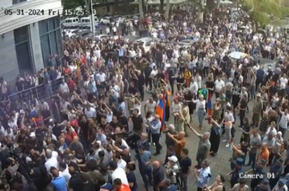 ԱԳՆ-ի մոտ ցույցի մասնակից երեք անձինք կալանավորվել են, մյուսի նկատմամբ կիրառվել է տնային կալան