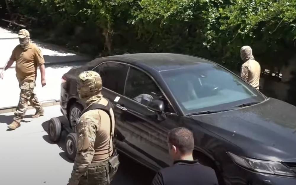 Արցախի նախագահին սպասարկող մեքենան էվակուատորով տեղափոխեցին. այստեղ են դիմակավորված ուժայինները