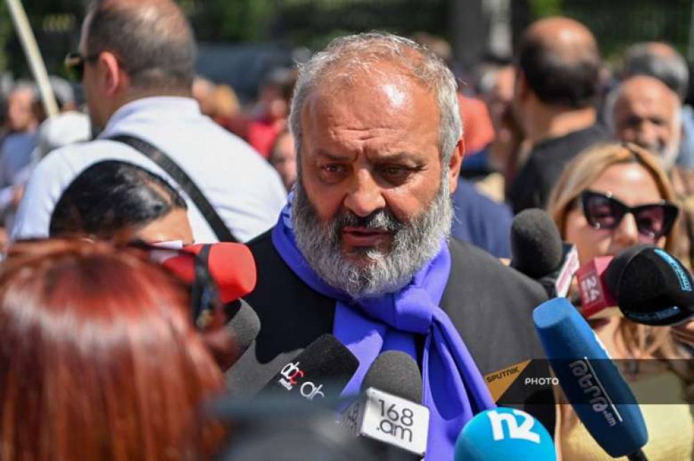Մտնելու եմ` օրհնեմ իրենց, ասեմ` մարդու որդիներ, էդ որ մեծ–մեծ փրթում եք, հիմա եկել եմ, ձեր դիմաց կանգնել եմ, խոսե՛ք. Սրբազան