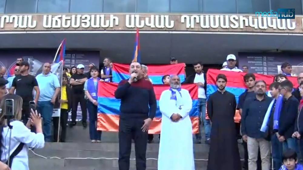 Բագրատ Սրբազանն օրհնեց 44-օրյայում անմահացած հերոս Միշա Հարությունյանի ընտանիքին