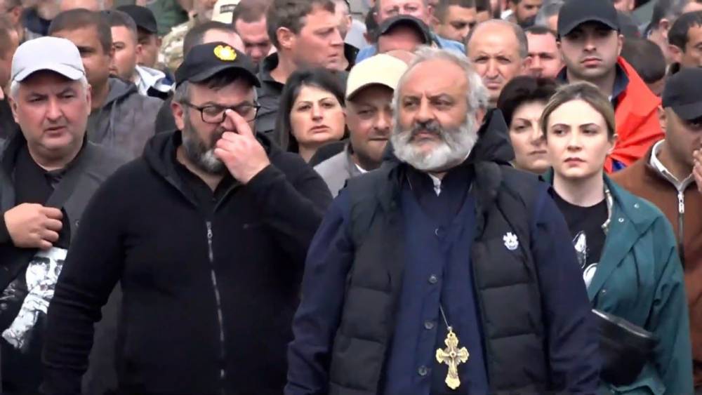 Սրբազանի առաքելությունը. Հրապարակ