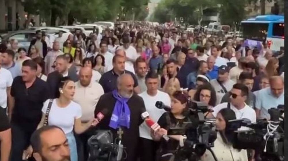Բագրատ սրբազանն ու աջակիցները քայլերթով շարժվում են դեպի Սարյան փողոց՝ մասնակցելու Գինու փառատոնին