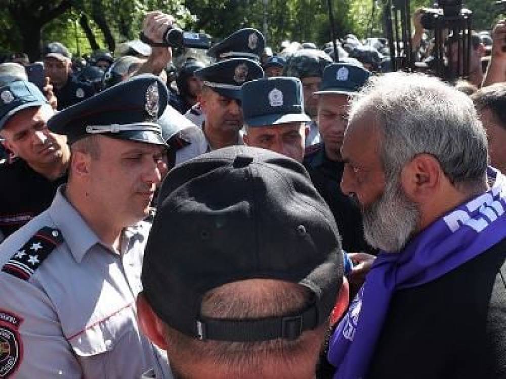 Ձեր փարաջան ա ձեզ պահում, որ ձեզ բերման չենք ենթարկում, հենց հանեք՝ բերման կենթարկվեք. ոստիկանապետը՝ Սրբազանին