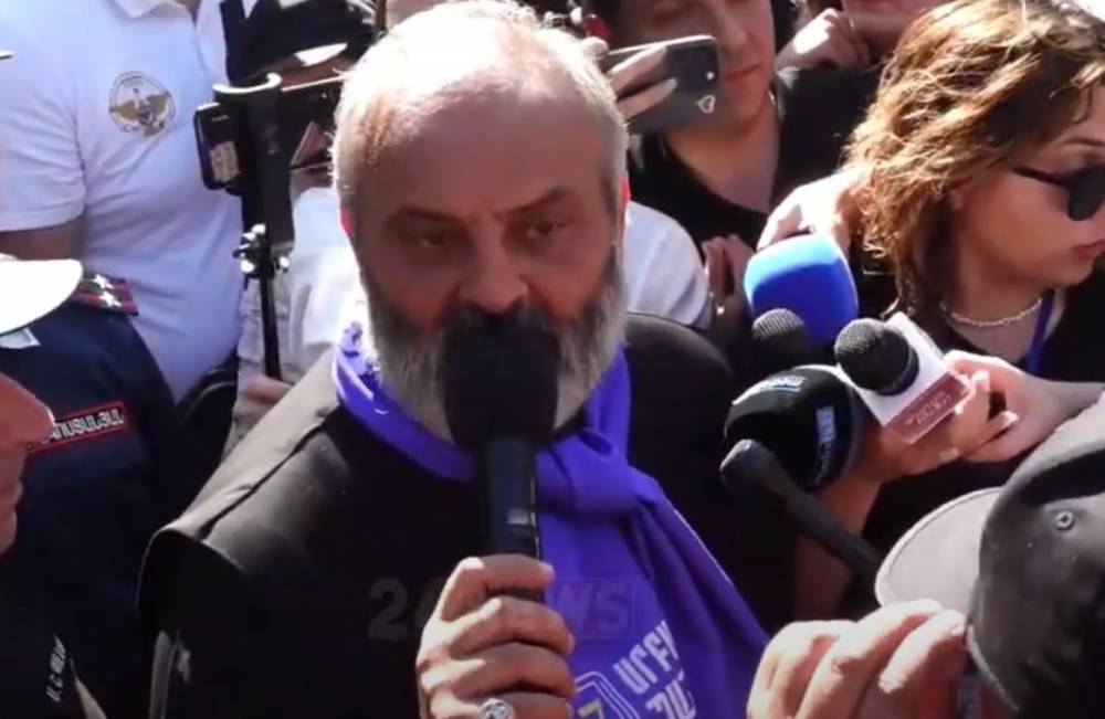 Որևէ սանտիմետր հետ չենք գնալու, չսադրե՛ք, պատասախանտվությունը ձեր վրա է. Սրբազանը՝ ոստիկաններին