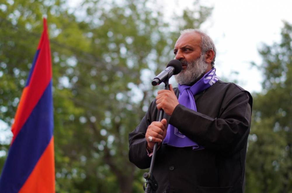 Մանդատները վայր կդնեն այն ժամանակ, երբ արդյունավետ կլինի, անիմաստ մանդատները վայր դնելն ինչի՞ն է ծառայելու․ Բագրատ Սրբազան