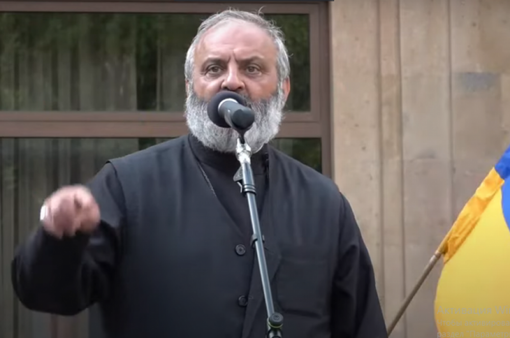 LIVE. Բագրատ Սրբազանն ու պայքարին միացած քաղաքացիները Սուրբ Աննա եկեղեցու բակում են