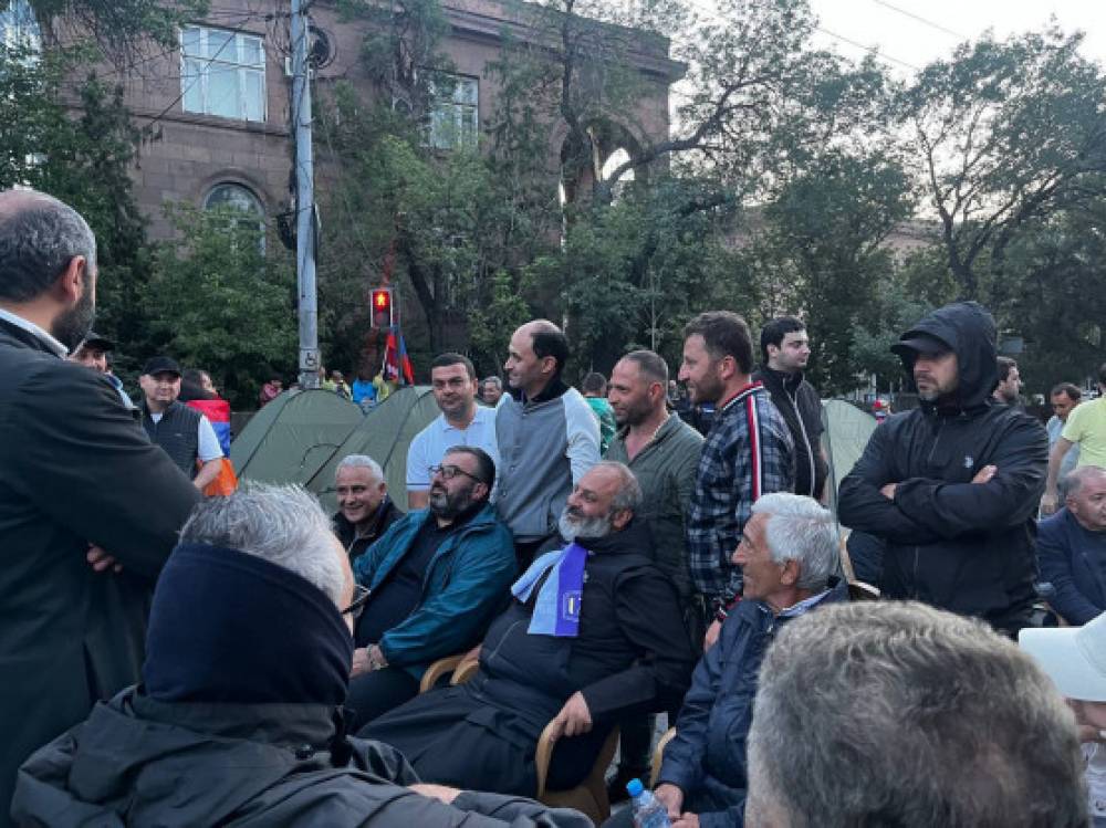 Բագրատ Սրբազանը Բաղրամյան պողոտայում ողջունում և օրհնում է քաղաքացիներին (տեսանյութ)