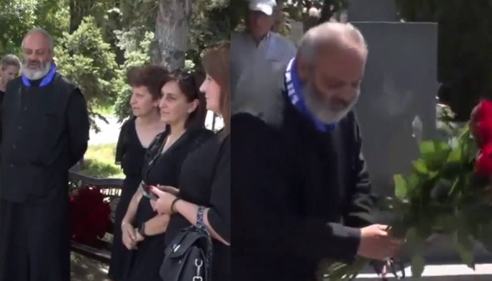 Բագրատ Սրբազանը քաղաքացիների հետ այս պահին Եռաբլուրում է