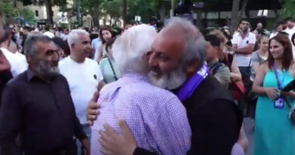 Բագրատ Սրբազանի և արևելագետ Գուրգեն Մելիքյանի ջերմ հանդիպումը` Սուրբ Աննա Եկեղեցու բակում