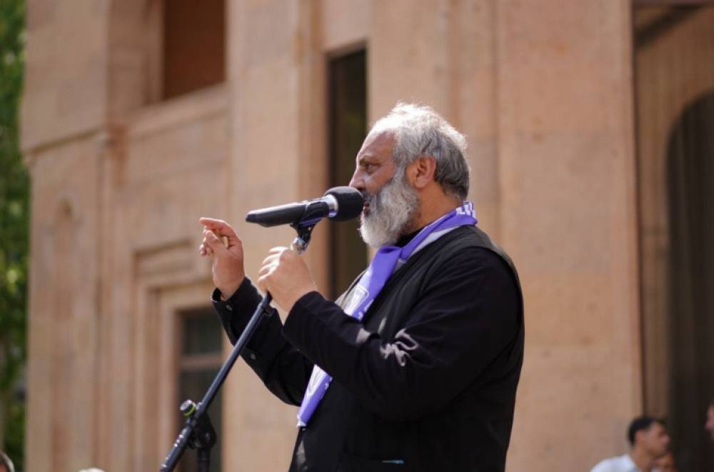 Ամսի 9-ին մեծ հանրահավաք է լինելու․ վաղը Սուրբ Աննա եկեղեցու բակում հավաքվում ենք ժամը 10։30․ կարևոր տեղ ունենք գնալու․ Բագրատ Սրբազան