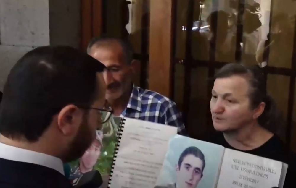«Մի հատ սպասի, խի՞ ես փախնում». սևազգեստ մայրերը մոտեցան ԲՏԱ նախարարին