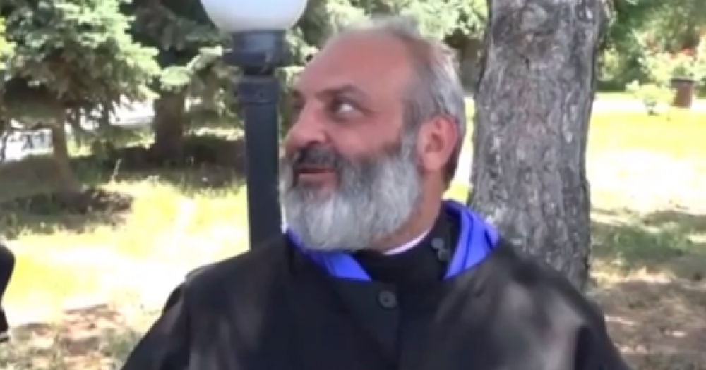 Մեր վիրավորները, քաղբանտարկյալներն են պահանջում, որպեսզի պայքարը չդադարեցնենք, չընկրկենք. Սրբազան