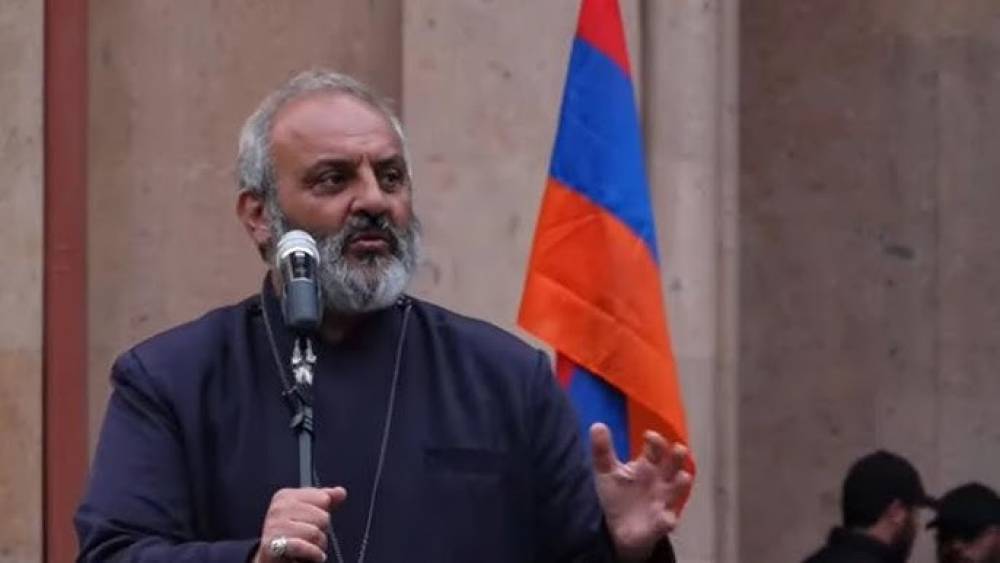 LIVE. Բագրատ Սրբազանն ու պայքարին միացած քաղաքացիները Սուրբ Աննա եկեղեցու բակում են