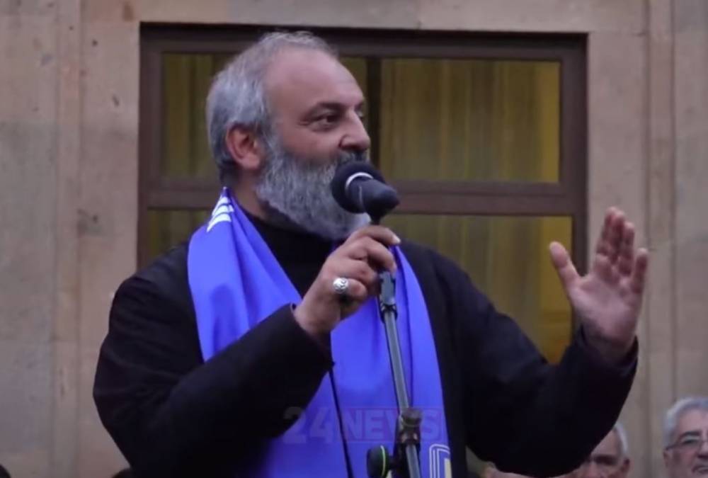 Ես ամաչում եմ, որ մեր նահատակների ծնողներն այսօր փողոցում են, պիտի թույլ չտայինք. Սրբազան
