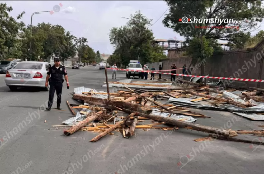 Երևանում ավտոլվացման կետի տանիքը քամին պոկել ու շպրտել է՝ փակելով ճանապարհը
