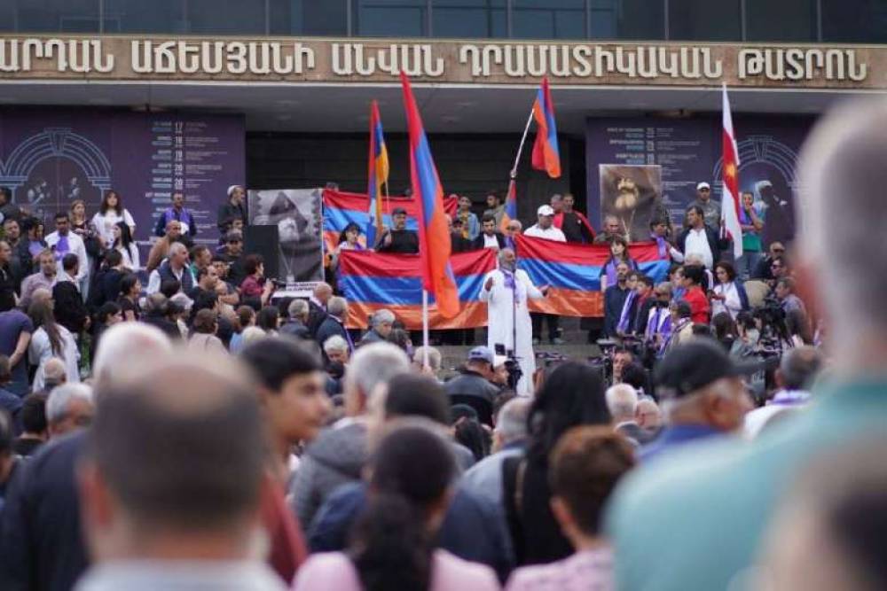 Չկա 5 հոգի, որ մեկը մյուսին թշնամի չեն, չկա 5 հոգի, որ մեկը մյուսի ունեցվածքի նկատմամբ աչք չունենա. Սրբազան