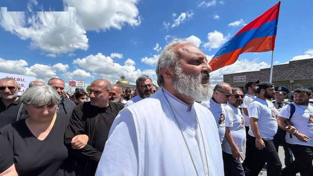 Պարտության սիմվոլը չի կարող բանակցություն վարել, ընդդիմանալ, նա զիջում է ամեն ինչ. Սրբազան