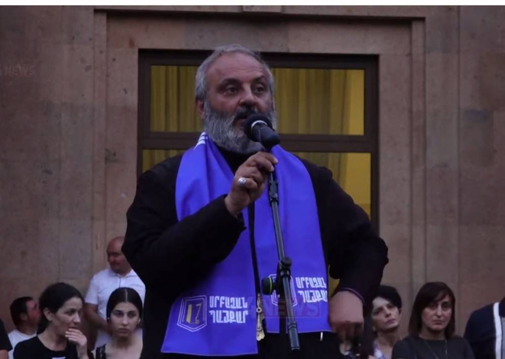 Վաղը` 19:00-ին, տեղ ենք գնալու, լուրջ գործ կա, հիմա չեմ ասում ուր, որ վախերը չբռնվի. Սրբազան