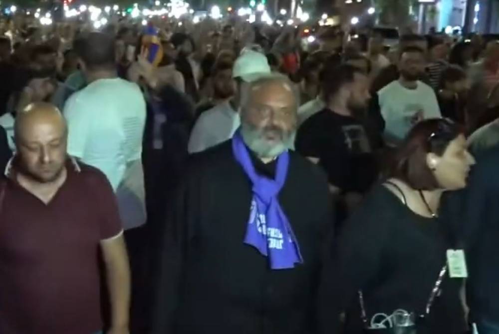 Բագաժնիկով ինքն է գնալու, թող մտածի ինչ կեղծամով է փախչելու Հայաստանից. Սրբազանը՝ Փաշինյանի մասին
