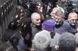 Սրբազան, մի՛ գնացեք. ..թողնո՞ւմ եք, որ գնամ. կանայք արտասվում են, իրավիճակը լարված է