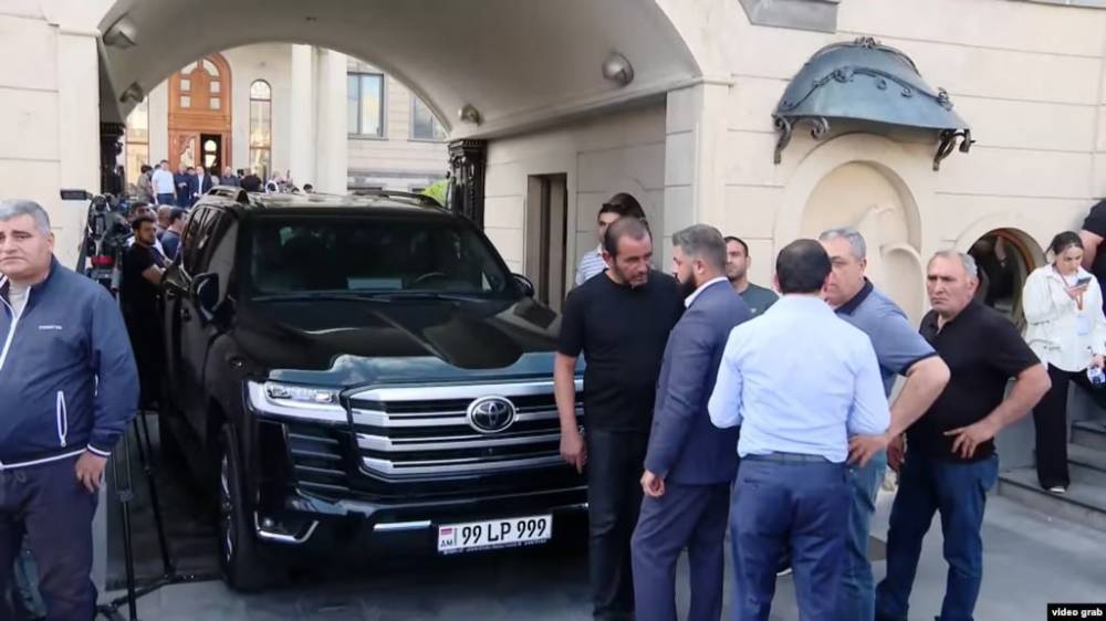 Փաստաբանը դիմել է ոստիկանապետին՝ Կարապետյանի տան մոտից առգրավված մեքենաները վերադարձնելու պահանջով