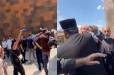 Վեճ` Գաբրիել Ջեմբերջյանի և Սյուզի Բադոյանի միջև՝ Մայր Աթոռի բակում (տեսանյութ)