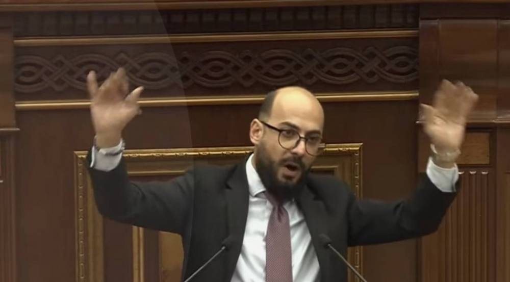 ՔՊ-ականը ծամածռվում էր ամբիոնի մոտ, սրում իրավիճակը. Ալեն Սիմոնյանը զգուշացրեց՝ բարձրախոսը կանջատի