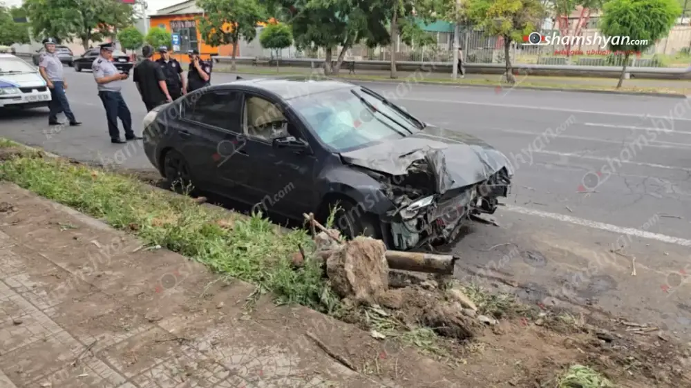 Երևանում 33-ամյա վարորդը «Nissan Altima»-ով բախվել է ամբողջությամբ չորացած ծառին, տապալել այն, ապա՝ երկաթե սյանը
