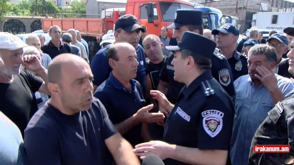 Ջահել էրեխա տղուն ծեծելով տանում եք. գնացեք Ջերմուկ, թուրքը էնտեղ է. ակցիայի մասնակիցը` ոստիկանին