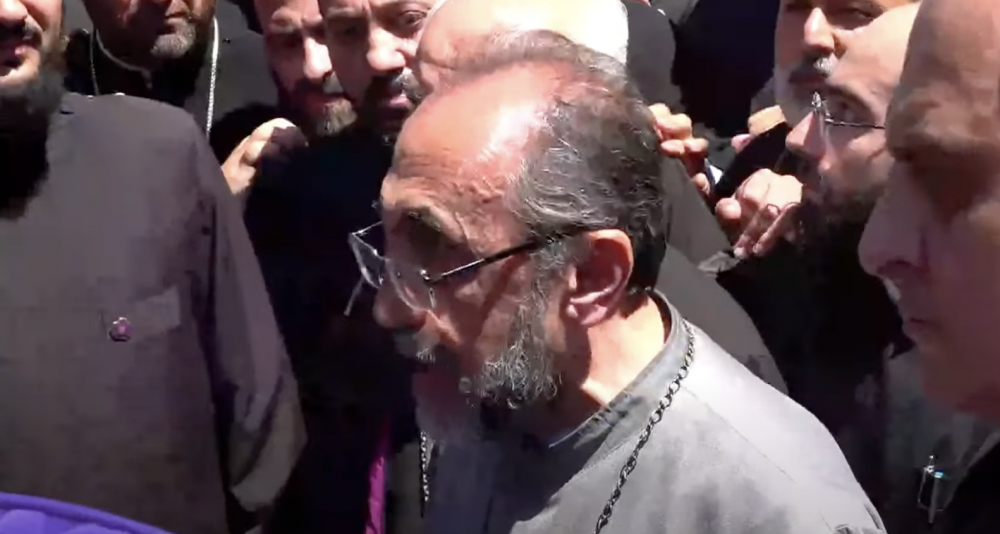 Միքայել Սրբազանը ուժայինների հետ դուրս է գալիս Սուրբ Էջմիածնից... Միքայել սրբազանը ձերբակալվեց