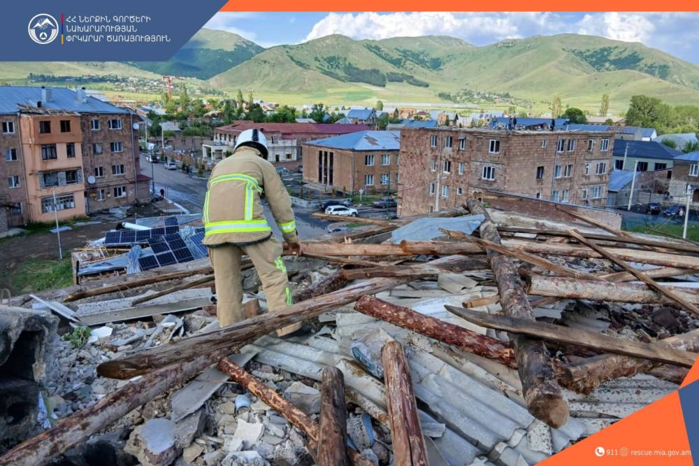 Ժամը 21։00-ի դրությամբ՝ վնասվել են 43 շենք-շինությունների տանիքներ, 22 մարդատար, 3 բեռնատար ավտոմեքենաներ, տապալվել է 21 ծառ, էլեկտրական 17 սյուն, արևային 3 կայան. ՆԳՆ