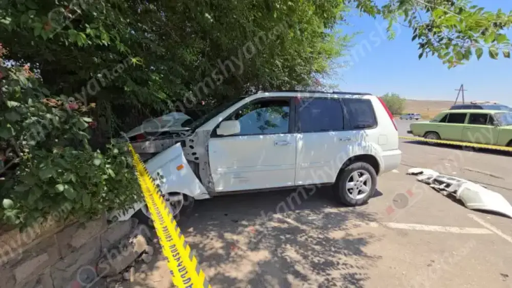 Ուջանում բախվել են «Nissan X-Trail»ն ու «VAZ 2104»-ը. «Nissan»-ը կոտրել է քարե պարիսպը. կա 4 վիրավոր