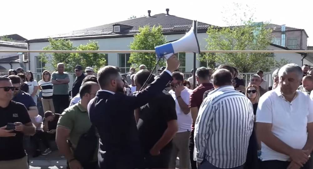 «Սա՛մ-վե՛լ, Սա՛մ-վե՛լ»․ հարյուրավոր քաղաքացիներ աջակցում են Կարապետյանին դատարանի բակում