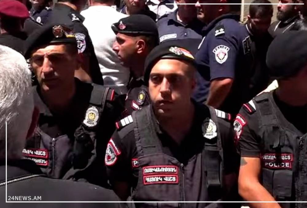 «Ամո'թ ձեզ, ձեր էրեխեքը չպիտի' մկրտվեն», «Մի կտոր հող կերեք, արա'». քաղաքացիները՝ բերետավորներին