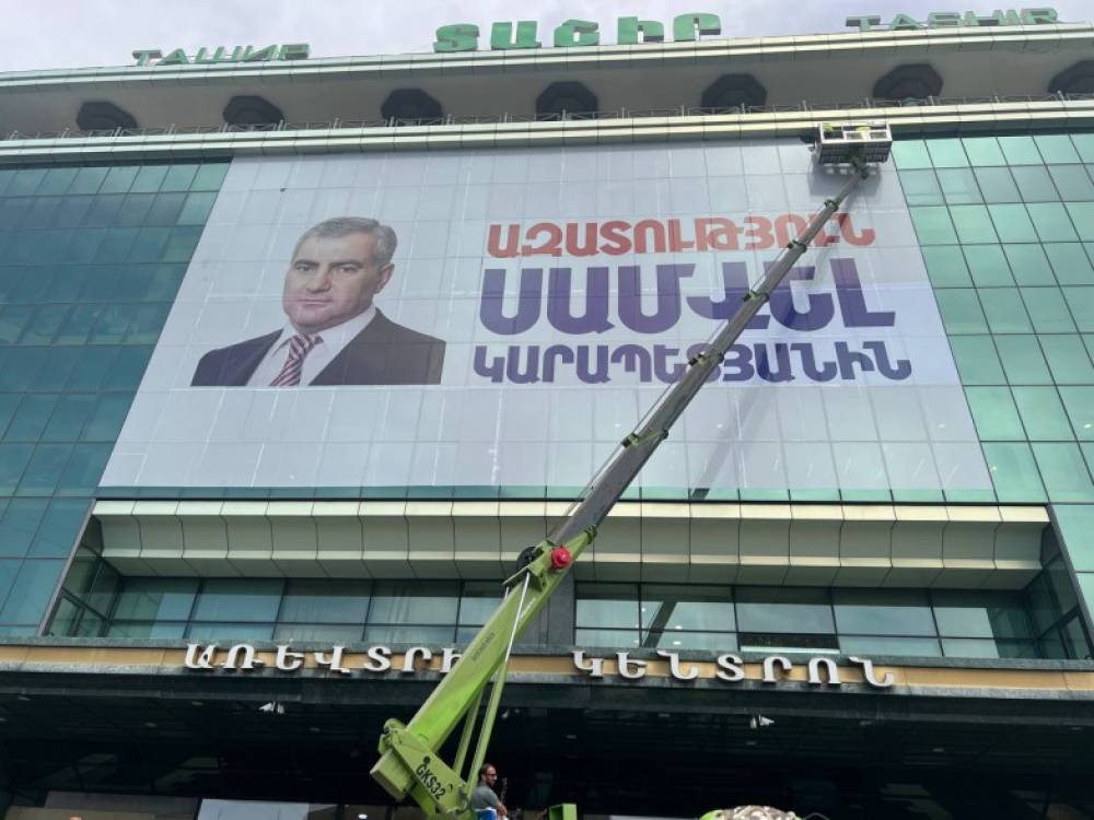 «Տաշիր» առևտրի կենտրոնի վրայից հեռացնում են Սամվել Կարապետյանի պաստառը