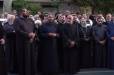 Աղոթք և շարական՝ ՔԿ-ի դիմաց. հոգևորականներն իրենց աջակցությունն են հայտնում Միքայել Սրբազանին
