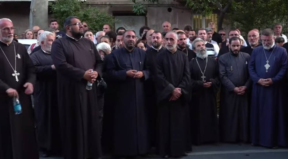 Աղոթք և շարական՝ ՔԿ-ի դիմաց. հոգևորականներն իրենց աջակցությունն են հայտնում Միքայել Սրբազանին