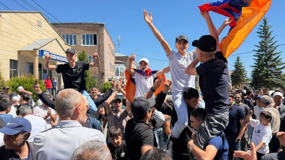 «Տանը ձեզ սպասում են մայրերը». Մարտունիում մեկնարկել է ամառային զորակոչը (տեսանյութ)
