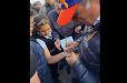 Փաշինյանը ստորագրեց դպրոցական աղջկա ձեռքին