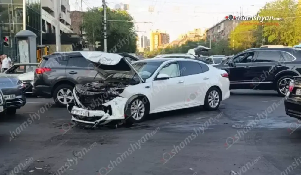 Կոմիտաս-Վաղարշյան խաչմերուկում բախվել են «Kia Optima»-ն և «Opel Zafira»-ն․ կան վիրավորներ