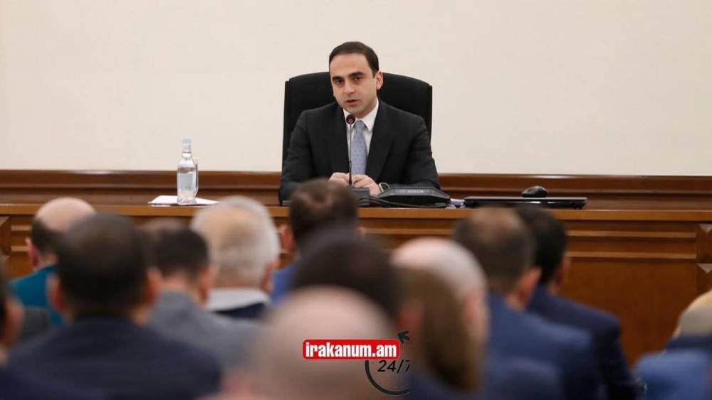 Հիմա. Ավագանու ծեծկռտուքից հետո Ավինյանը խորհրդակցություն է անցկացնում