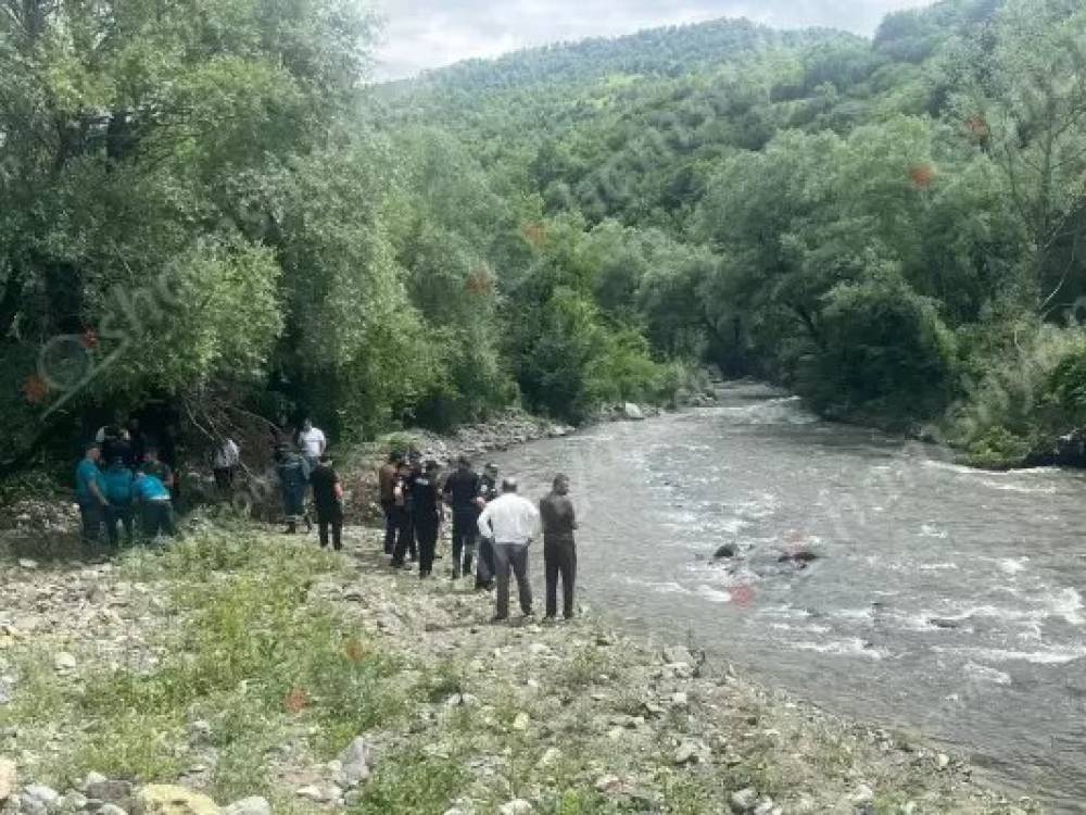 Փամբակ գետում հայտնաբերվել է մարմին. փրկարարները հատուկ ճոպանների միջոցով փորձում են դուրս բերել ափ
