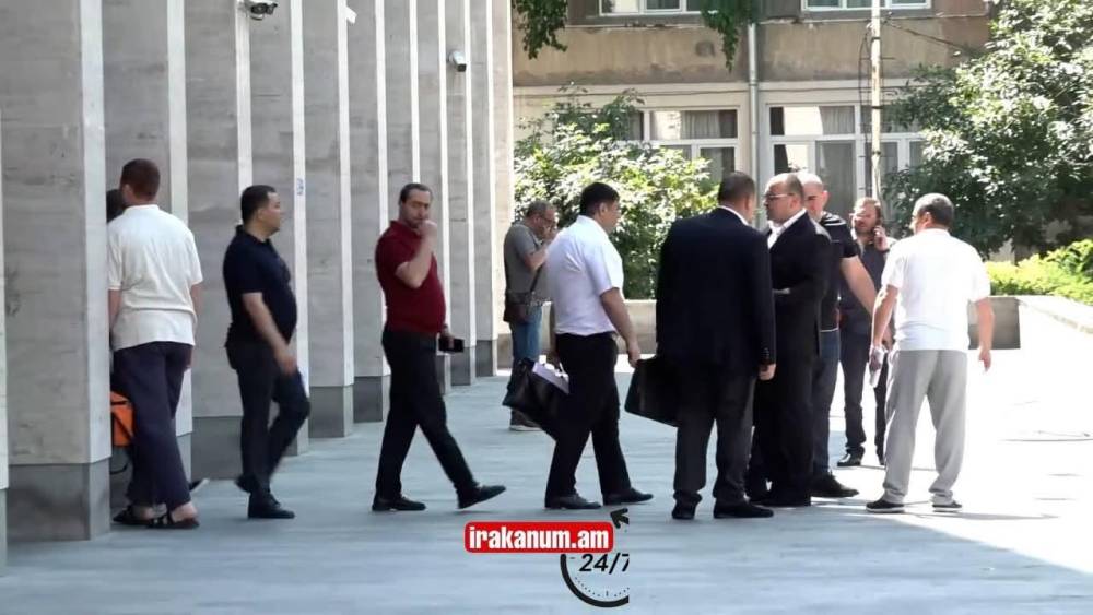 Քննիչները հեռացան Իշխան Սաղաթելյանի տնից. հայտնի է ինչ են առգրավել